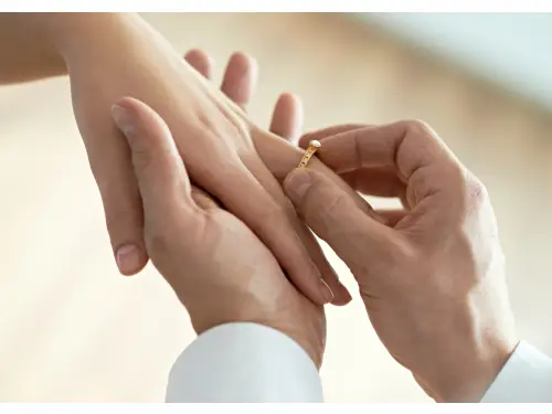 Znaczenie pierścionka zaręczynowego z rubinem — symbol miłości i pasji