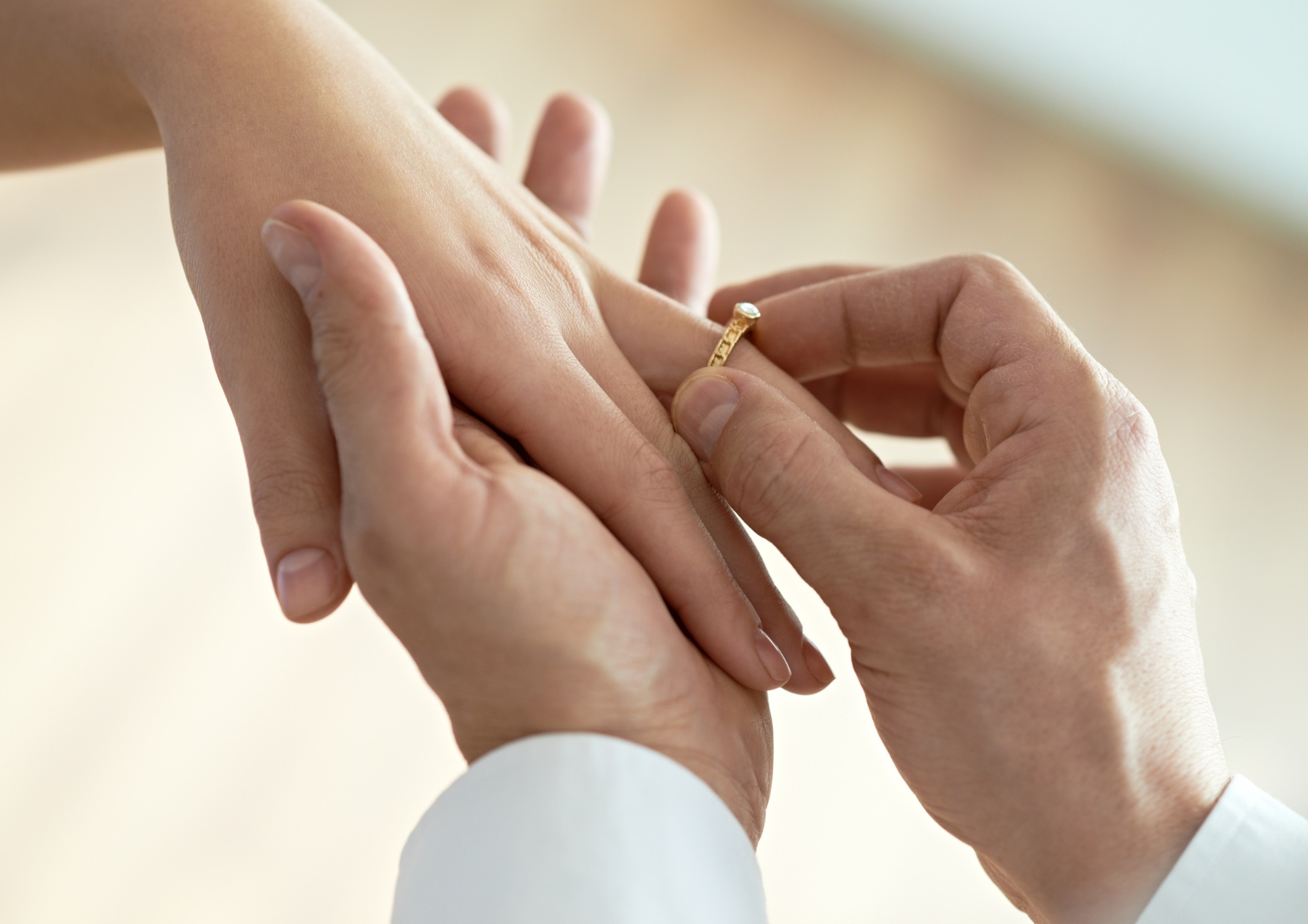 Znaczenie pierścionka zaręczynowego z rubinem — symbol miłości i pasji